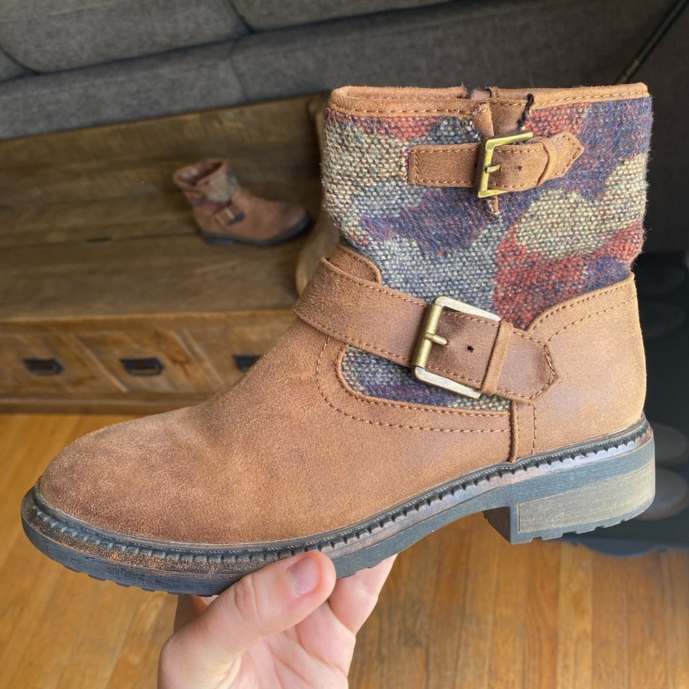 Short multicolor boot